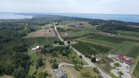 Bonobo-Winery-and-Santucci-Farm-on-Old-Mission-Peninsula-in-Grand-Traverse-Bay,-Michigan,-USA