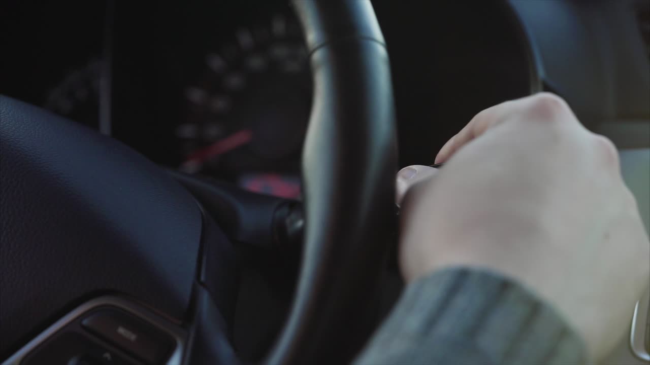 자동차 에서 기어 를 바꾸는 사람