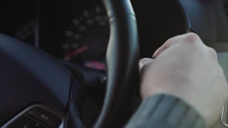 persona cambiando de marcha en un coche
