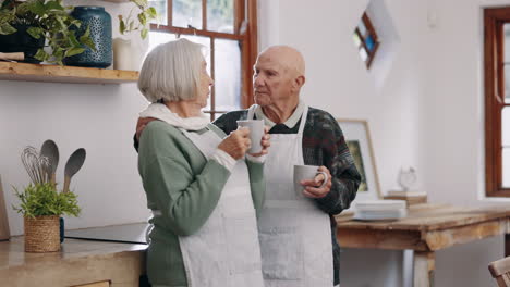 Café,-Conversación-Y-Pareja-De-Ancianos-En-La-Cocina