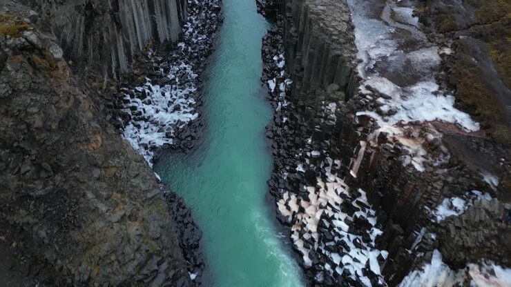 Ripresa aerea dall'alto del Canyon Stuðlagil in inverno.