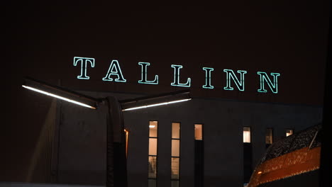 Beleuchtetes-Zeichen-Von-Tallinn-Im-Bahnhof-Am-Abend