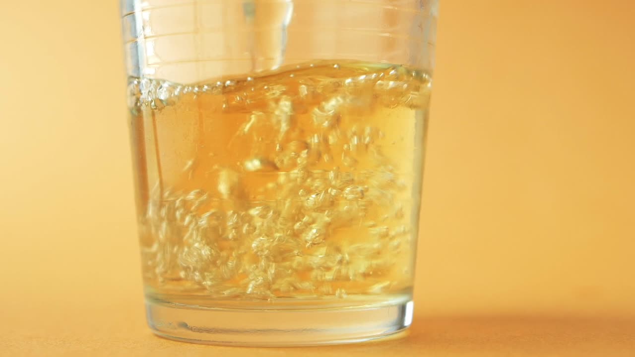Versando una Birra Chiara in un Bicchiere