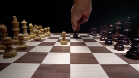 Die-Schacheröffnung-Bewegt-Sich-Zwischen-Den-Schwarzen-Und-Weißen-Figuren