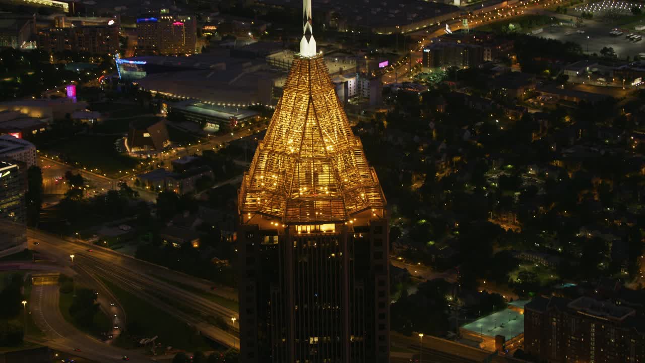 vista aérea de cerca del edificio bank of america plaza en atlanta por la noche.