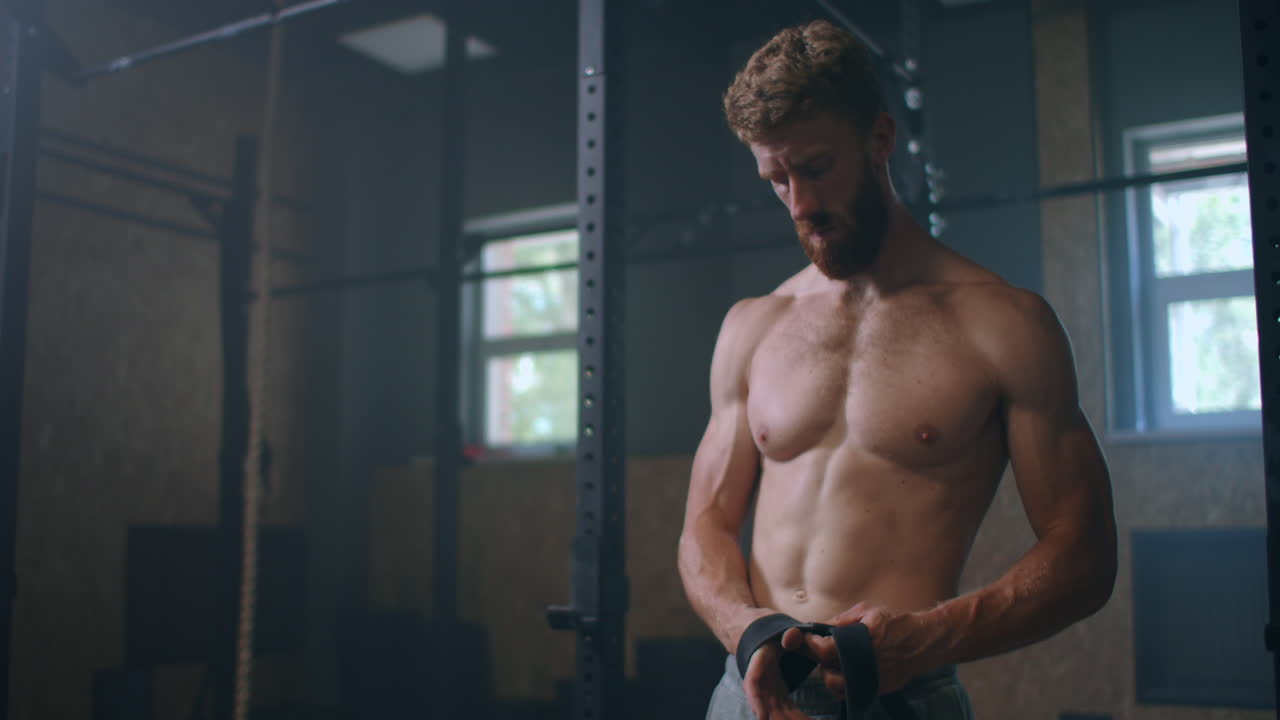 젊은 남성 운동 선수 가 무거운 운동 을 준비 하고 있다. 무거운 운동 무거운 운동 무거운 운동 무거운 운동 무거운 운동 무거운 운동 무거운 운동 무거운 운동 무거운 운동 무거운 운동
