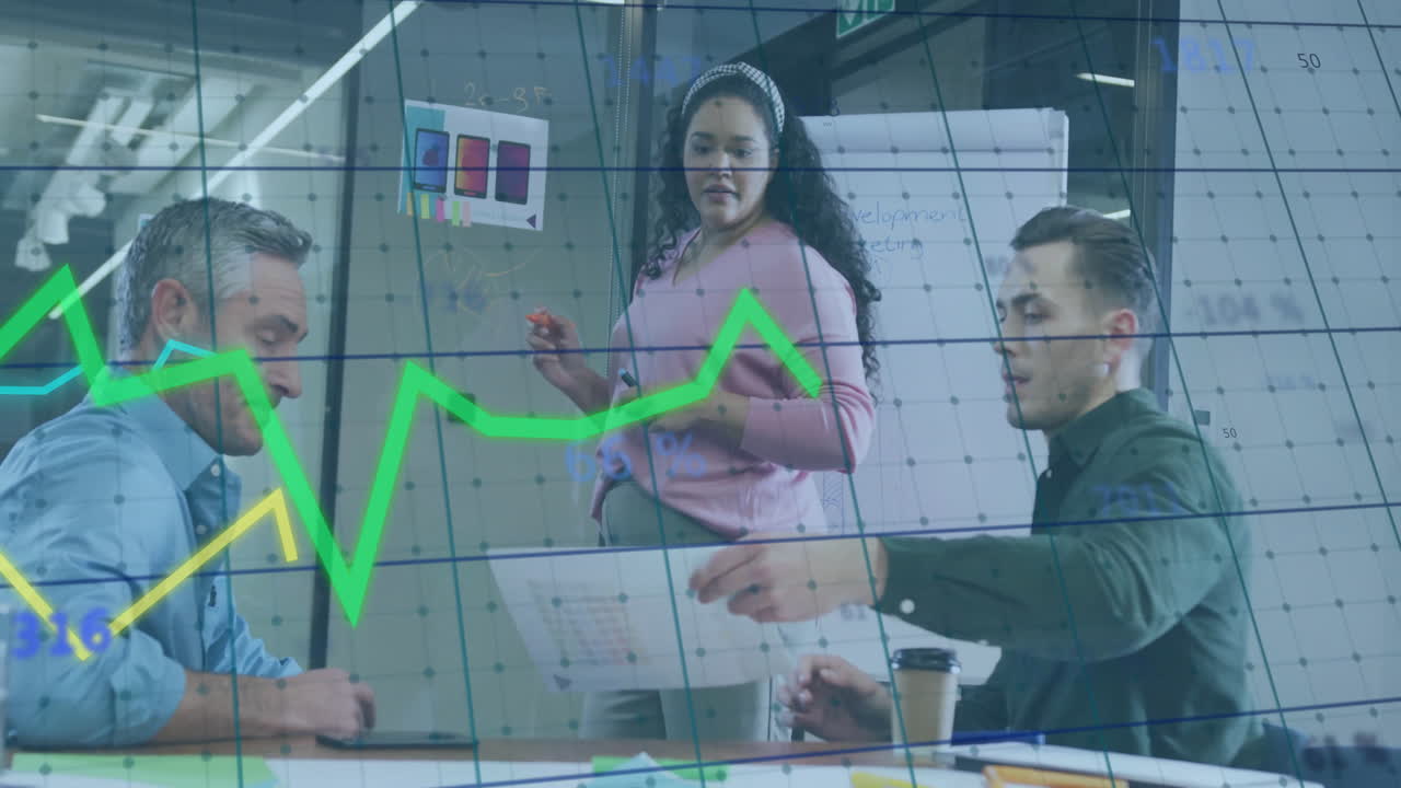 animación del procesamiento de datos financieros sobre diversas personas de negocios en la oficina