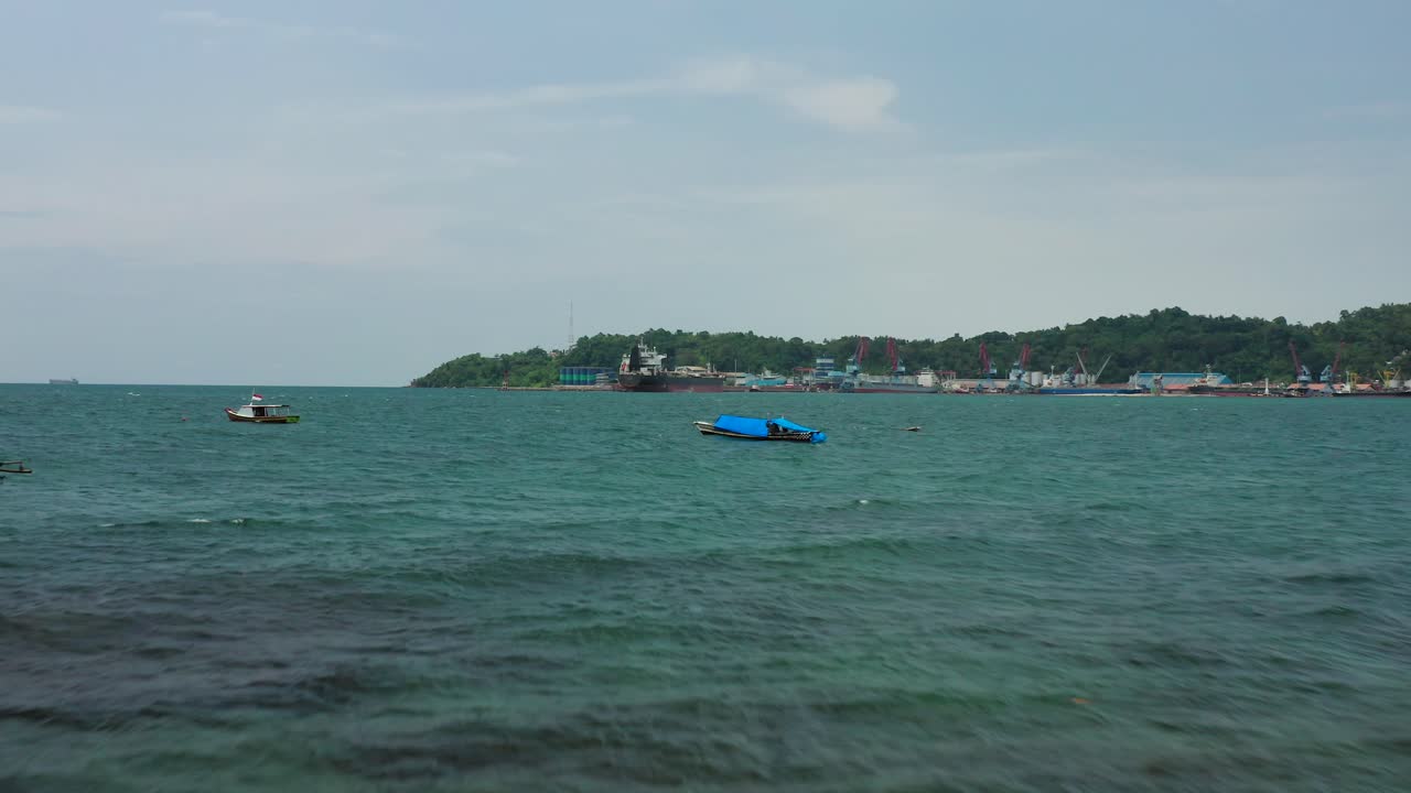 아름다운 해안선이 있는 인도양의 매혹적인 파노라마 위로 상공 비행