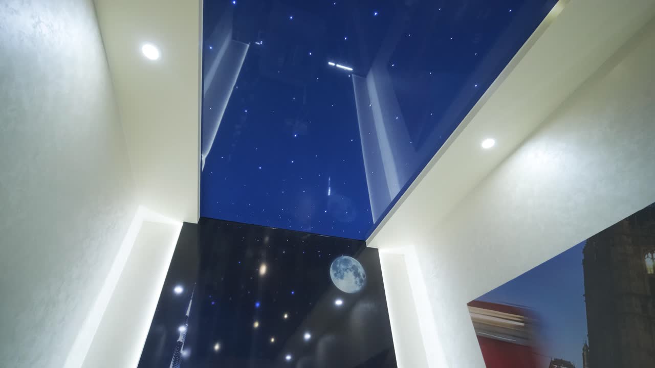 установка натяжных потолков с печатью, повторяющей звездное небо