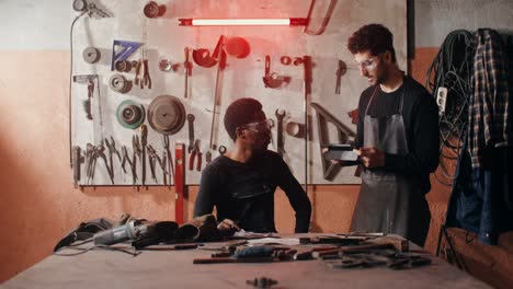 trabajadores metalúrgicos que colaboran en un taller