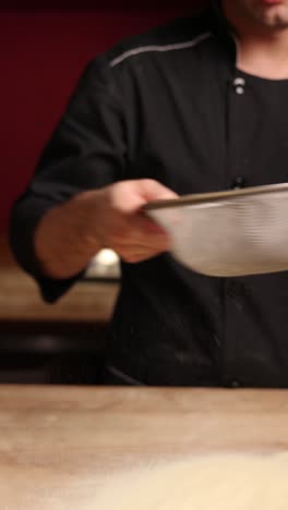 chef preparando la masa de la pasta