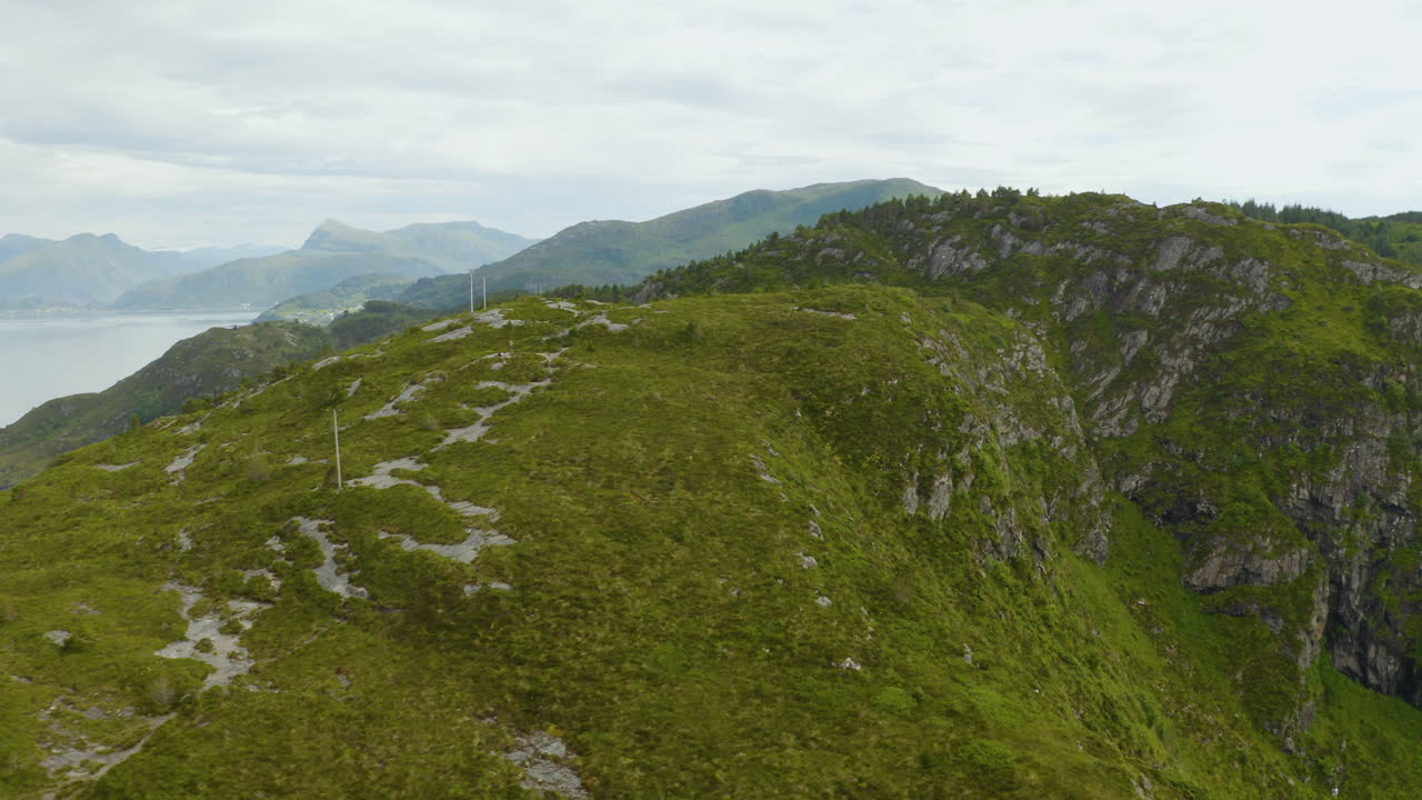 Scogliere coperte di muschio nel villaggio di Maaloy in una giornata nuvolosa nella contea di Vestland, Norvegia.