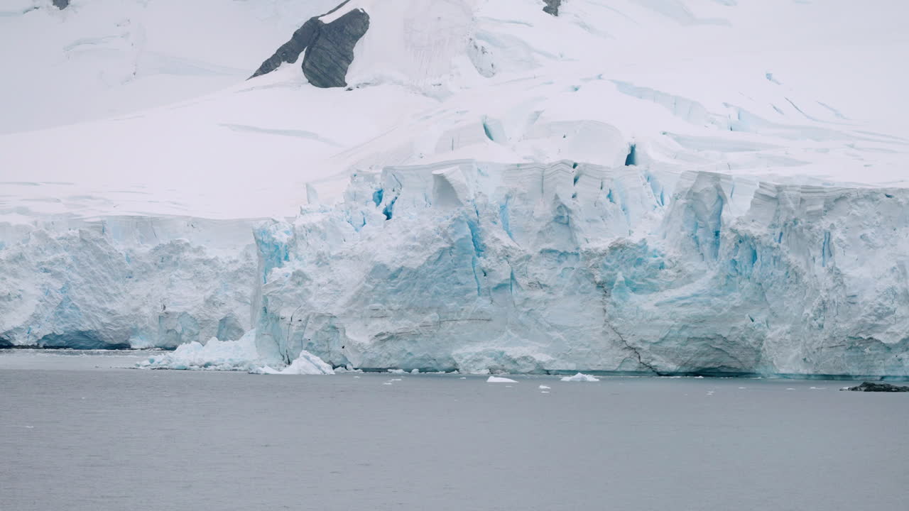 Enorme iceberg flotando durante una expedición en la Península Antártica, Portal Point. Toma en cámara lenta