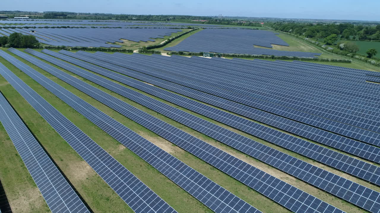 съемка с беспилотника с полей солнечных батарей на солнечной ферме в яркий солнечный день