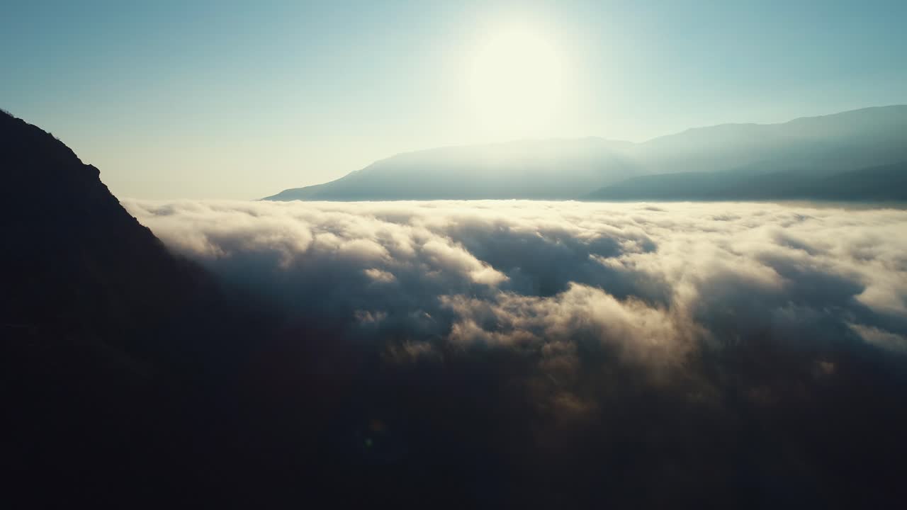 구름 으로 인 계곡 위 에서 해가 뜨는 것