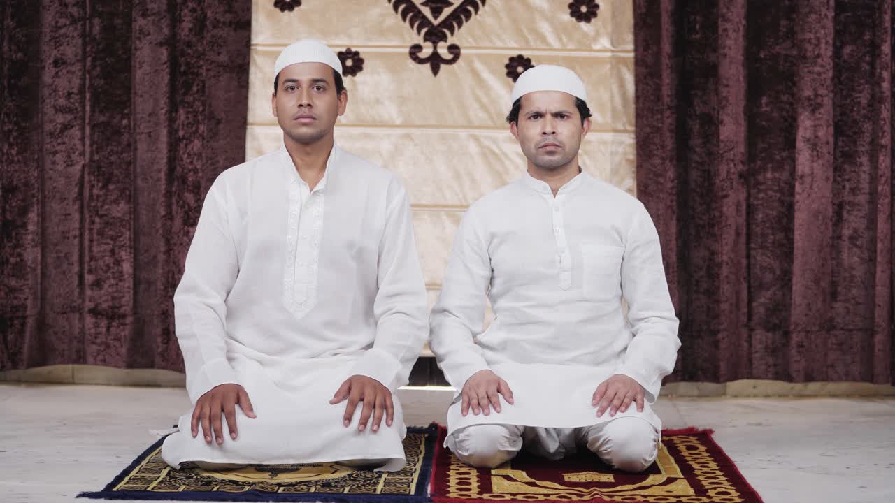 hombres musulmanes indios mirando a la cámara en serio