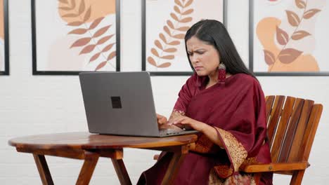 Frustrierte-Indische-Frau,-Die-An-Einem-Laptop-Arbeitet