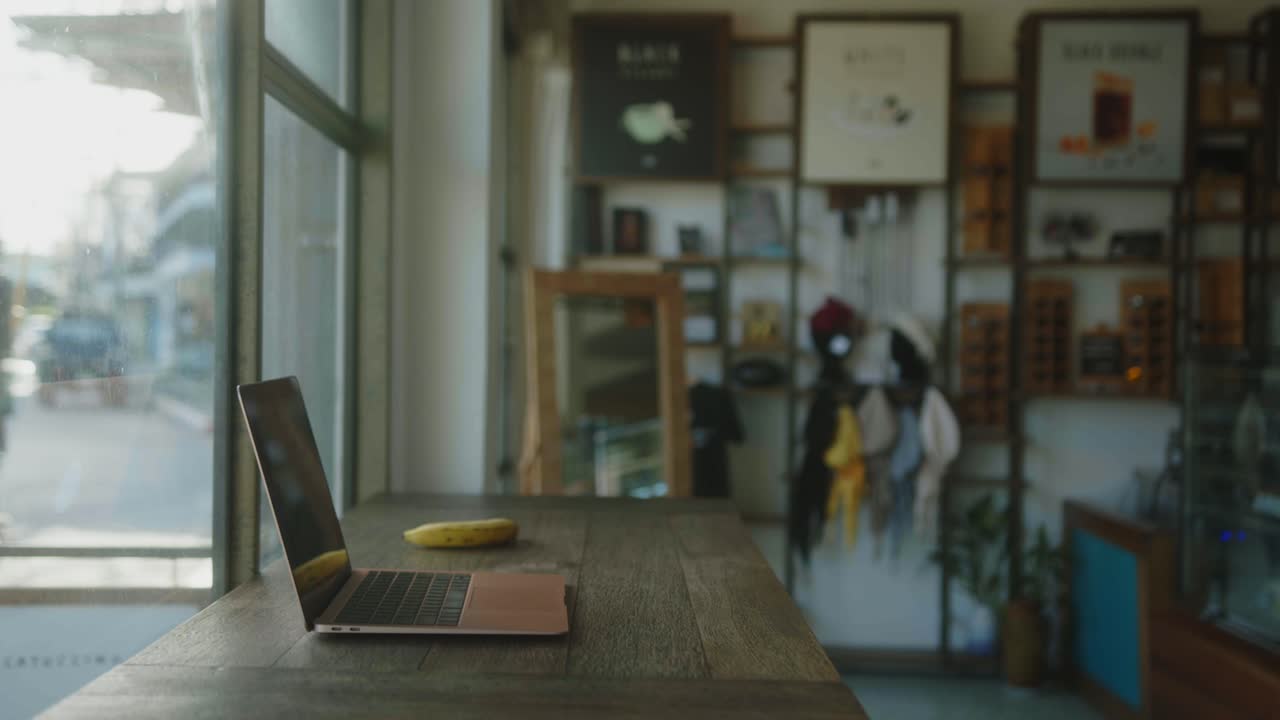 카페에서 노트북으로 일하는 남자