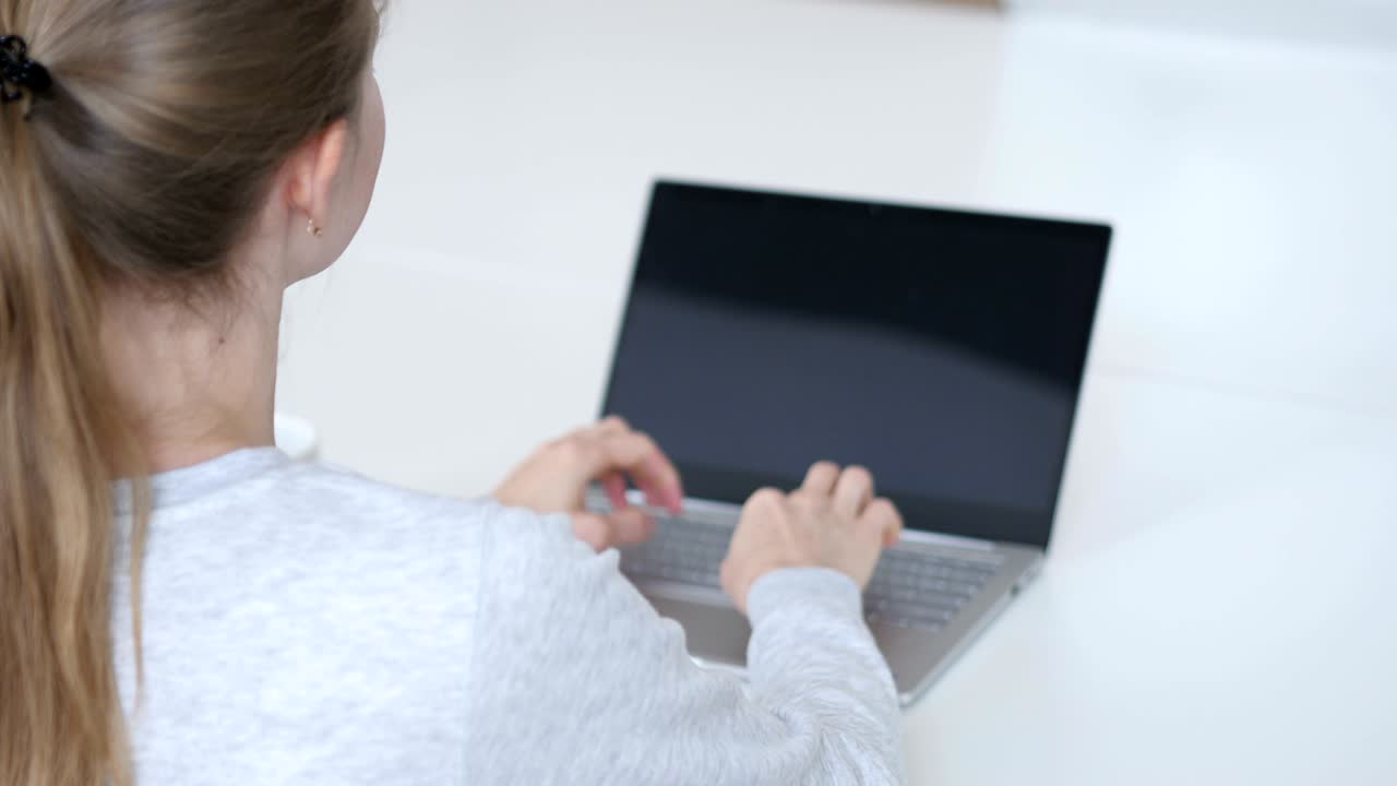 vista trasera de una joven emocionada celebrando el éxito en el trabajo