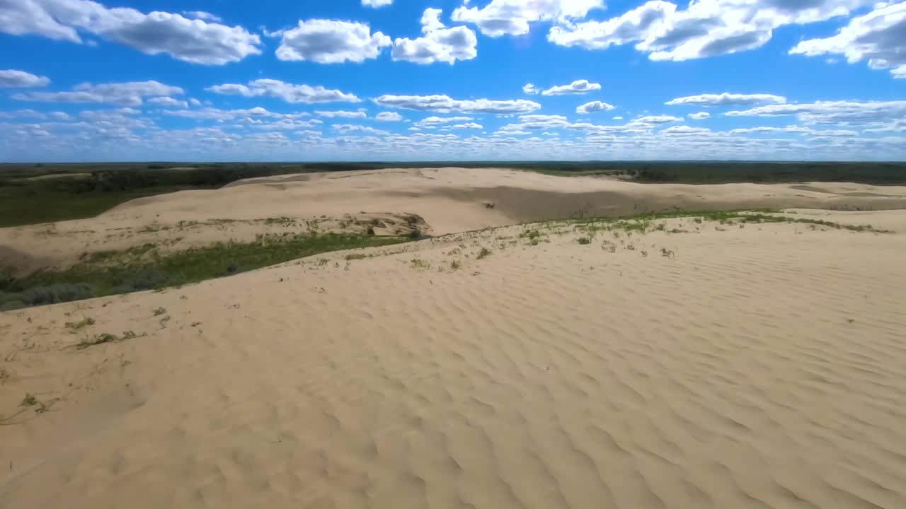 duna de arena del desierto en alberta canada en un día soleado con algunas nubes en el cielo