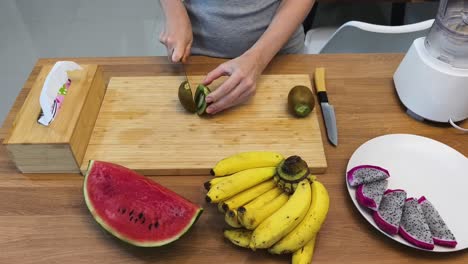 preparando un batido de frutas