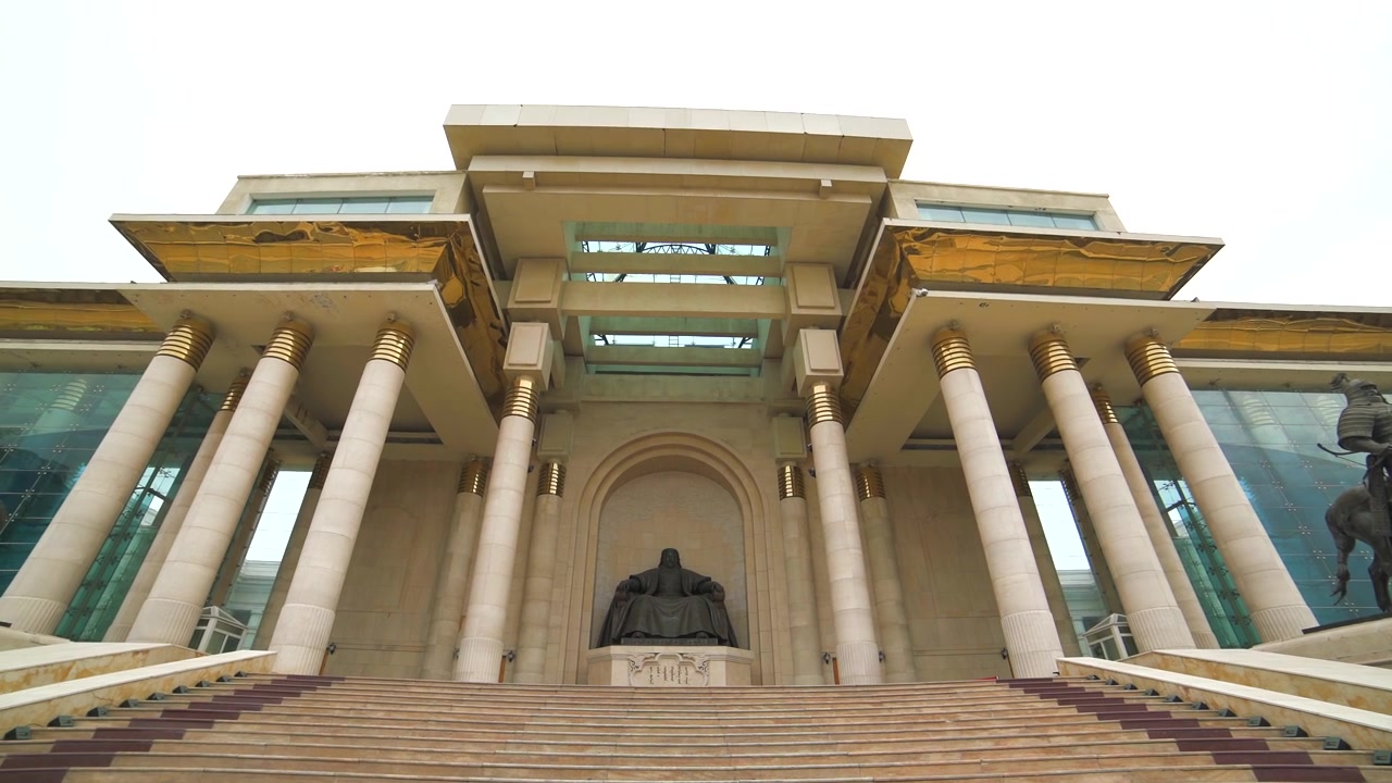 Estátua de Genghis Khan no Palácio do Governo em Ulaanbaatar