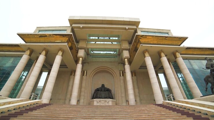 Statua di Gengis Khan al Palazzo del Governo a Ulan Bator