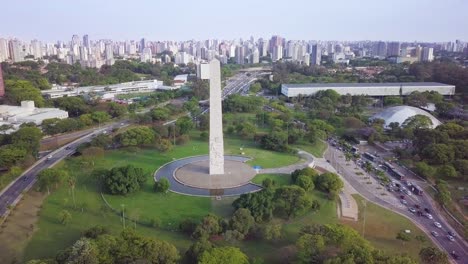 obelisco con el horizonte de sao paulo en brasil - fotografía aérea de descenso, puesta de sol en un día de verano