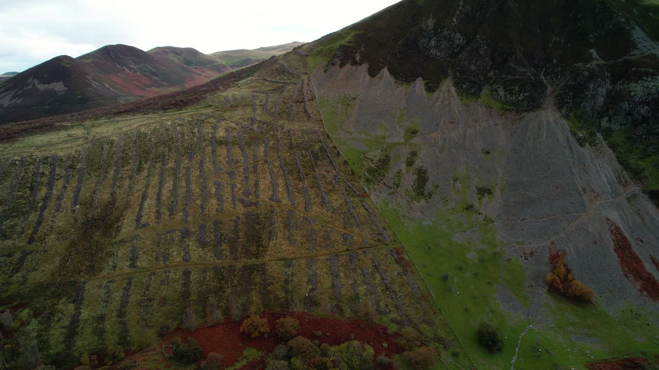 paisaje montañoso cerca de aber falls en abergwyngregyn, gales - toma aérea de drones