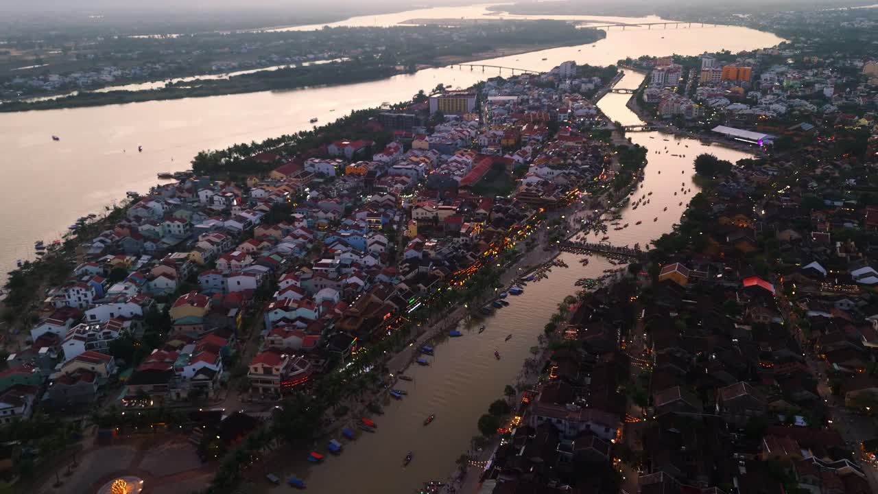 Góc nhìn trên không từ trên cao của Hội An, Việt Nam, điểm đến du lịch, máy bay không người lái bay trên sông vào lúc hoàng hôn