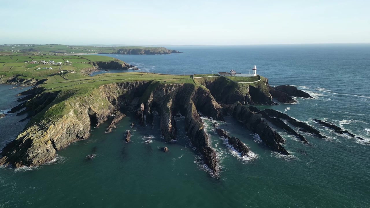 Drone luftfoto over barske klipper og fyrtårn ved Galley Head i West Cork, Irland.
