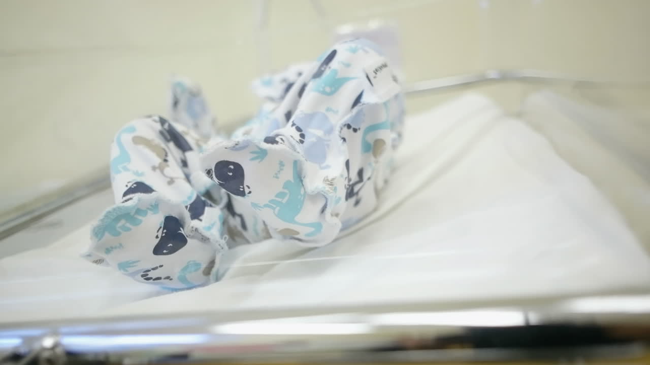 Neonato nel nido dell'ospedale