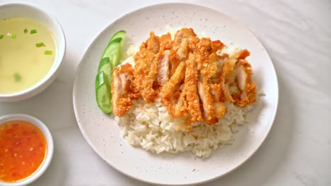 arroz con pollo hainanés con pollo frito o arroz con sopa de pollo al vapor con pollo frito - estilo de comida asiática