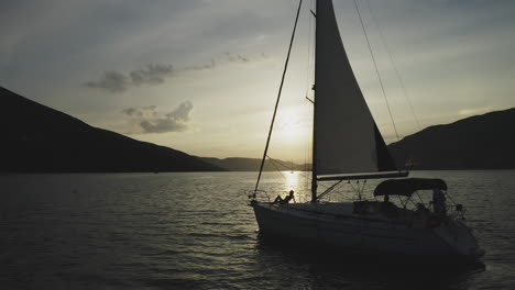 puesta de sol navegando en un yate