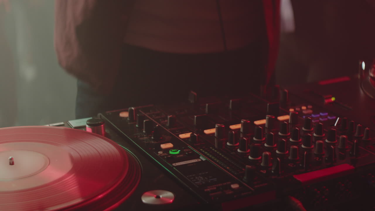 actuación de dj en un club nocturno