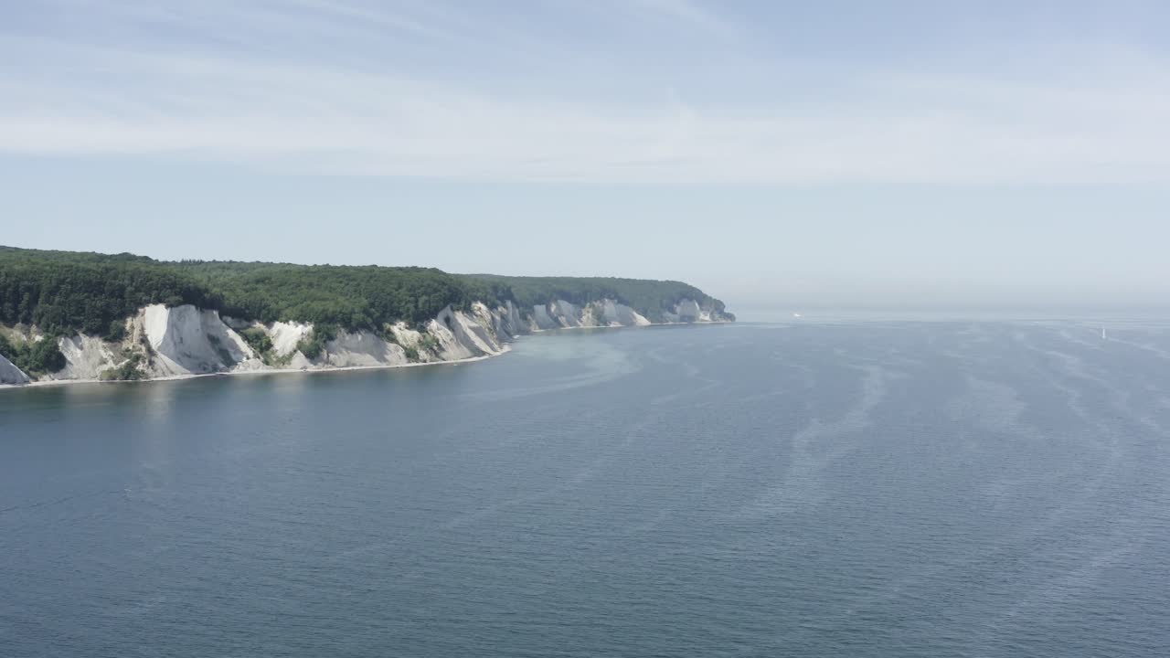 воздушный снимок с беспилотника меловых скал на рюген-рюген в германии в красивом свете с зеленой и голубой морской водой, европа