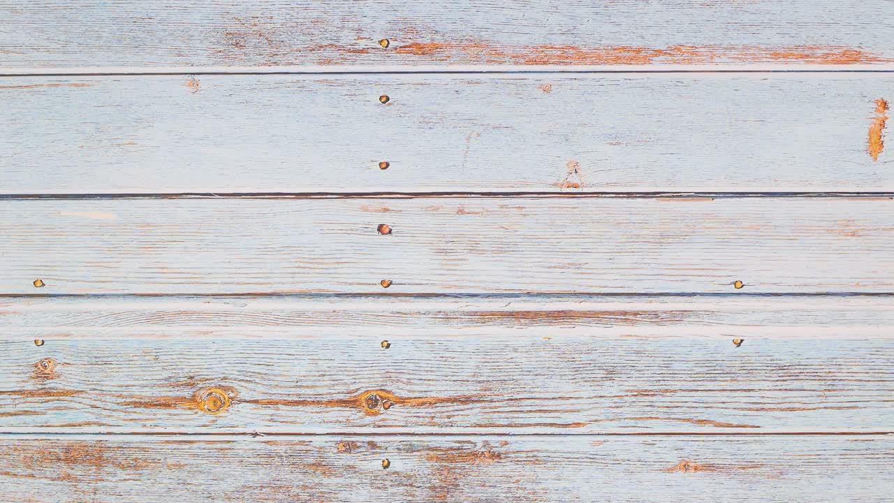 los billetes de cincuenta euros aparecen a la izquierda y a la derecha sobre un fondo de madera - stop motion