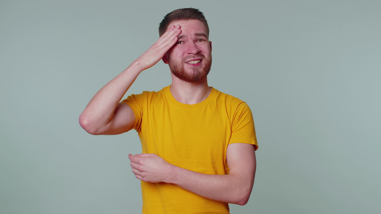 hombre frotando las sienes para curar el problema del dolor de cabeza, sufriendo de tensión y migaine, estrés, dolor