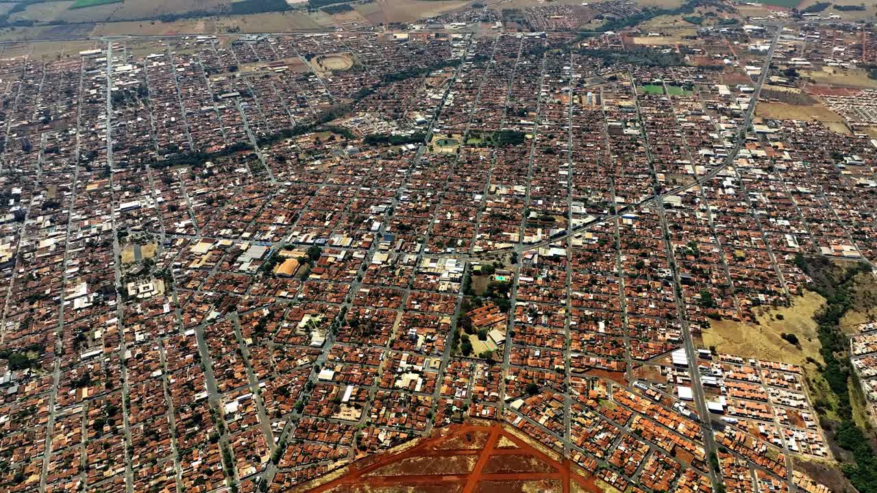 vista aérea de frutal, minas gerais, brasil, mostrando su desarrollo urbano rodeado de campos verdes y paisajes rurales, ofreciendo un contraste dinámico entre la vida de la ciudad y la naturaleza