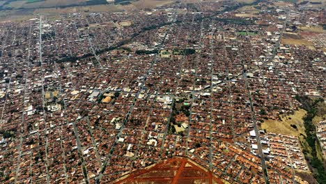 vista aérea de frutal, minas gerais, brasil, mostrando su desarrollo urbano rodeado de campos verdes y paisajes rurales, ofreciendo un contraste dinámico entre la vida de la ciudad y la naturaleza