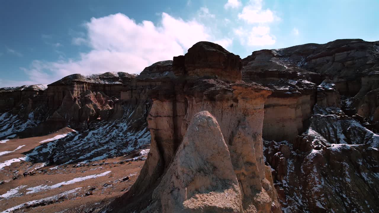 Kurak Moğol Arazisi ile çevrili Beyaz Stupa Kayalıkları.