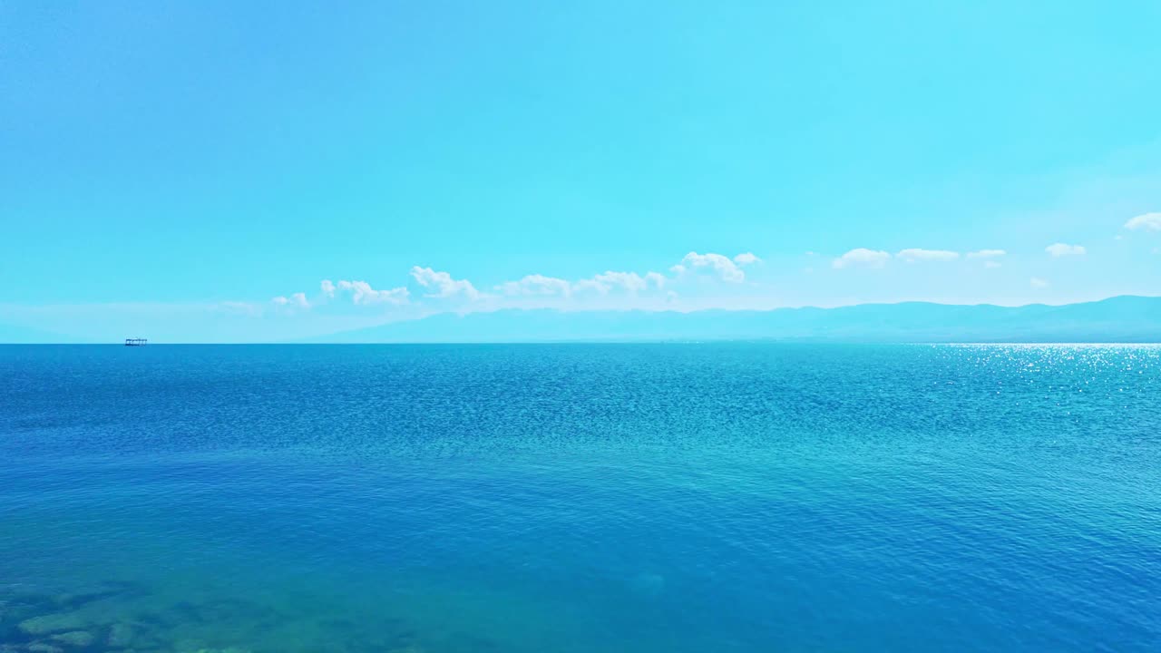 中国、青海省の青海湖の鮮やかな青い水。空撮ドローン撮影。