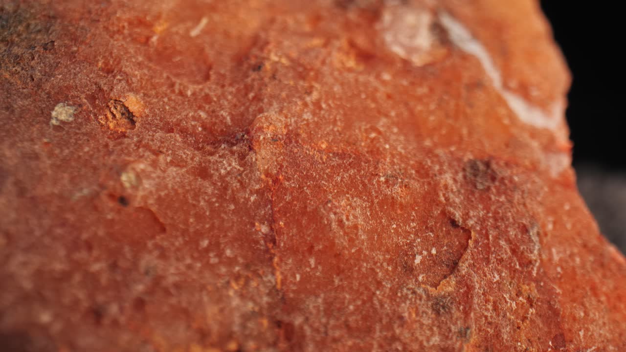 어두운 배경에 불이 붙은 황수정 수정 스튜디오의 표면 피질에 대한 복잡한 세부 사항