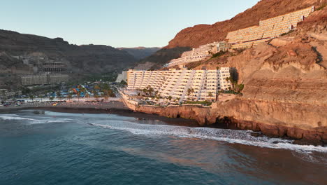 toma aérea cerca de las montañas que rodean la playa de taurito en el municipio de mogan y en la isla de gran canaria