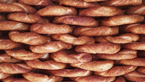 una gran pila de simit, un pan de sésamo turco