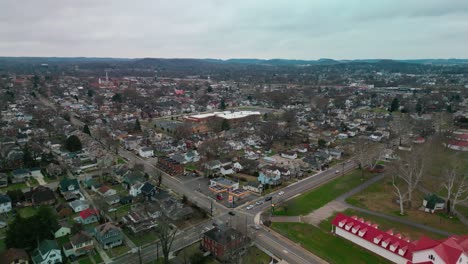 vista aérea del recinto ferial de lancaster, ohio y el centro de la ciudad, invierno