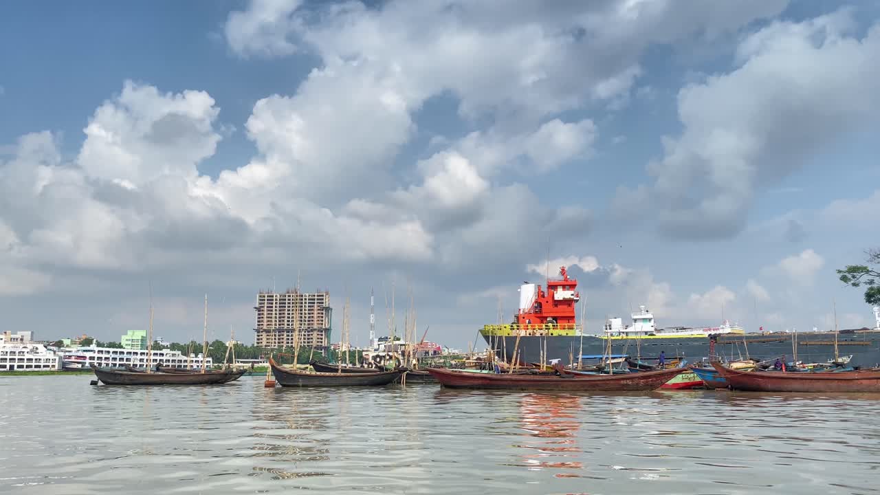 항구에 고정된 고정식 목조 보트