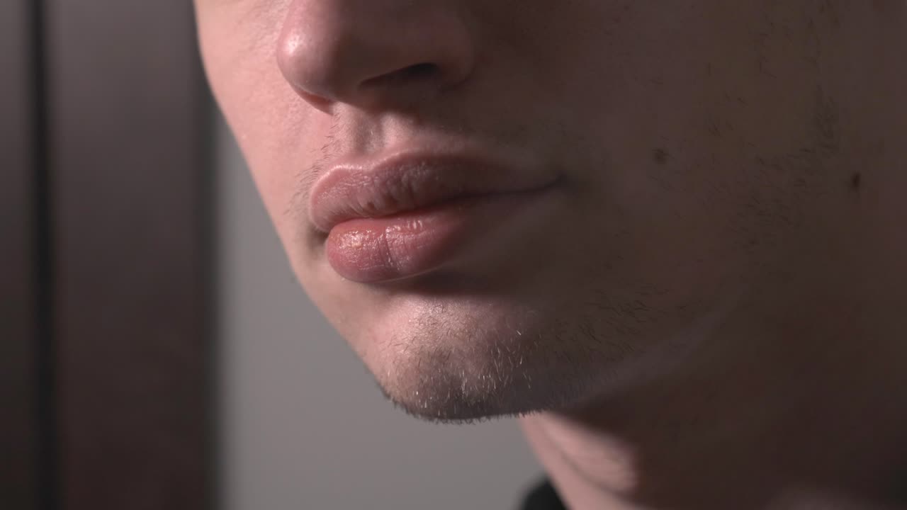 hombre vapeando con un cigarrillo electrónico - plano medio