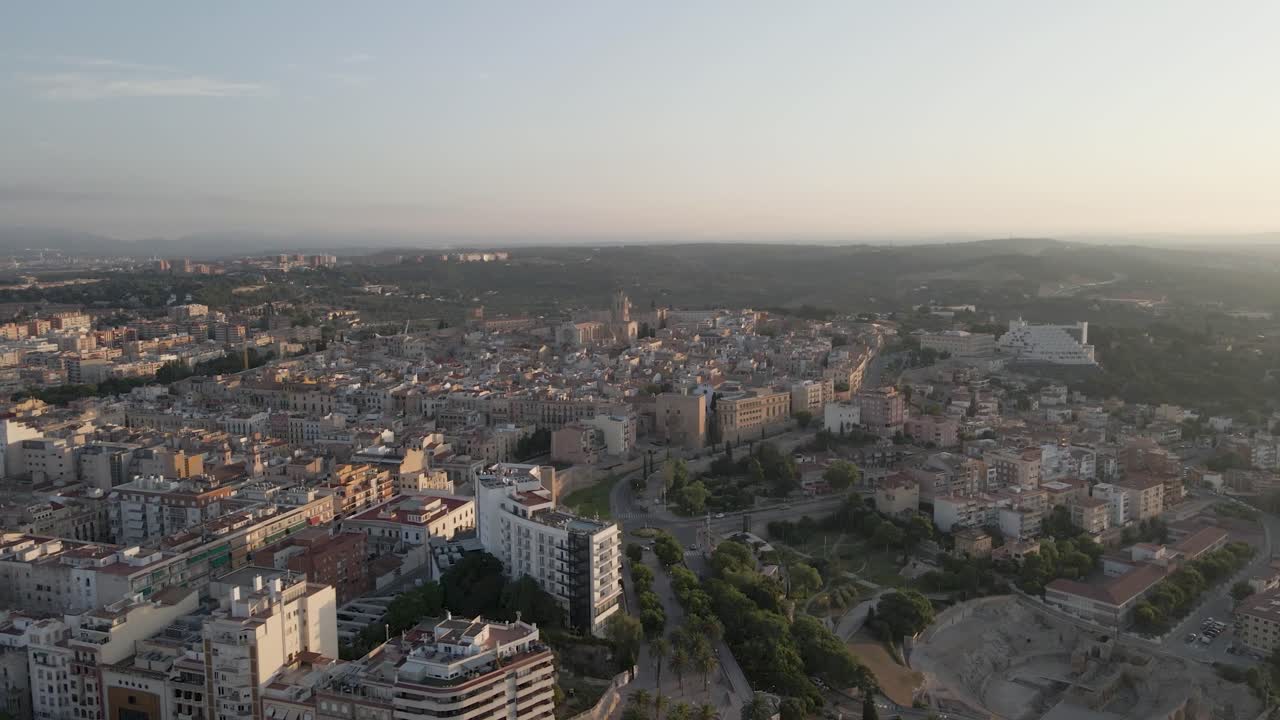 Un'affascinante ripresa circolare con drone all'interno della città di Tarragona, che si concentra sulla maestosa Cattedrale di Tarragona.