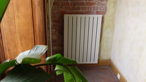 radiador blanco montado en la pared en una habitación de esquina